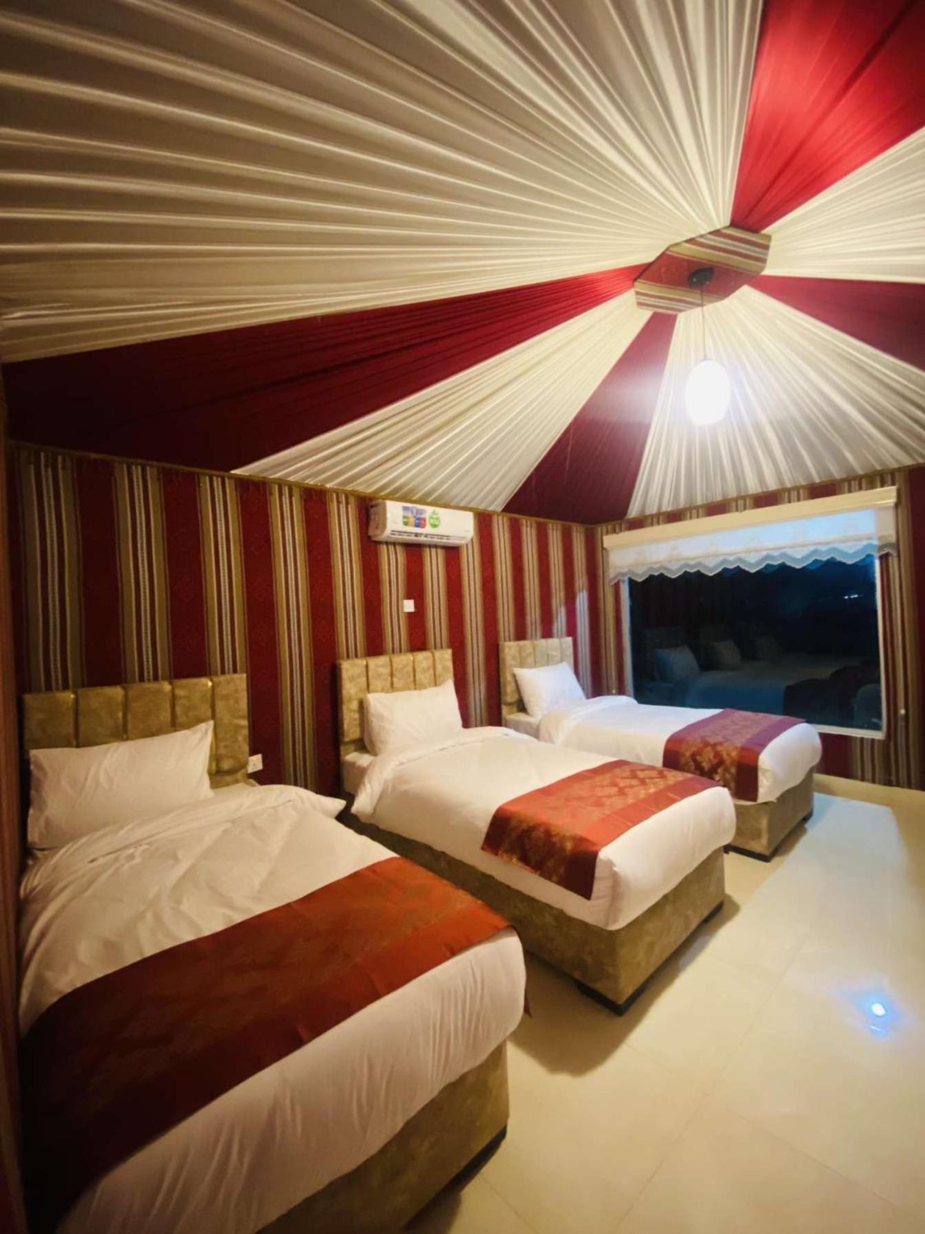 Wadi Rum Sky Camp Екстер'єр фото